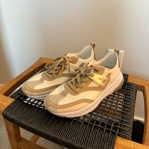 Fabletics Sneaker - Picture 2 of 4